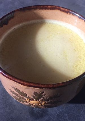 Una foto de Leche vegetal dorada - vegana, sin azúcar