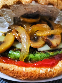Una foto de Hamburguesa especial con verduras a la miel