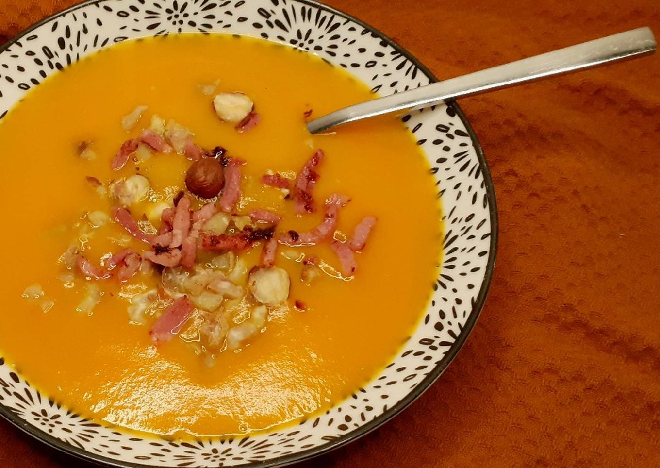 Soupe butternut châtaignes lardons grillés