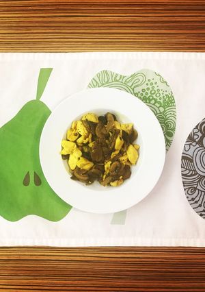 Foto di Pollo piccante con funghi, olive nere e curcuma