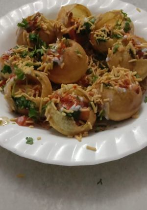 A picture of Dahi papdi chaat.