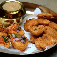 A picture of Egg and Onion Bajji Pakoda.
