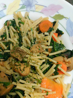 Una foto de Fideos con espinacas y cilantro