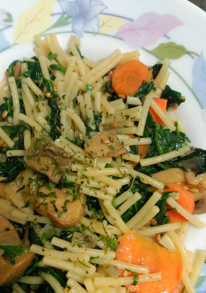 Una foto de Fideos con espinacas y cilantro
