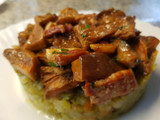 Timbal de patata y verdura con salteado de rovellons y panceta