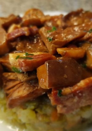 Una foto de Timbal de patata y verdura con salteado de rovellons y panceta