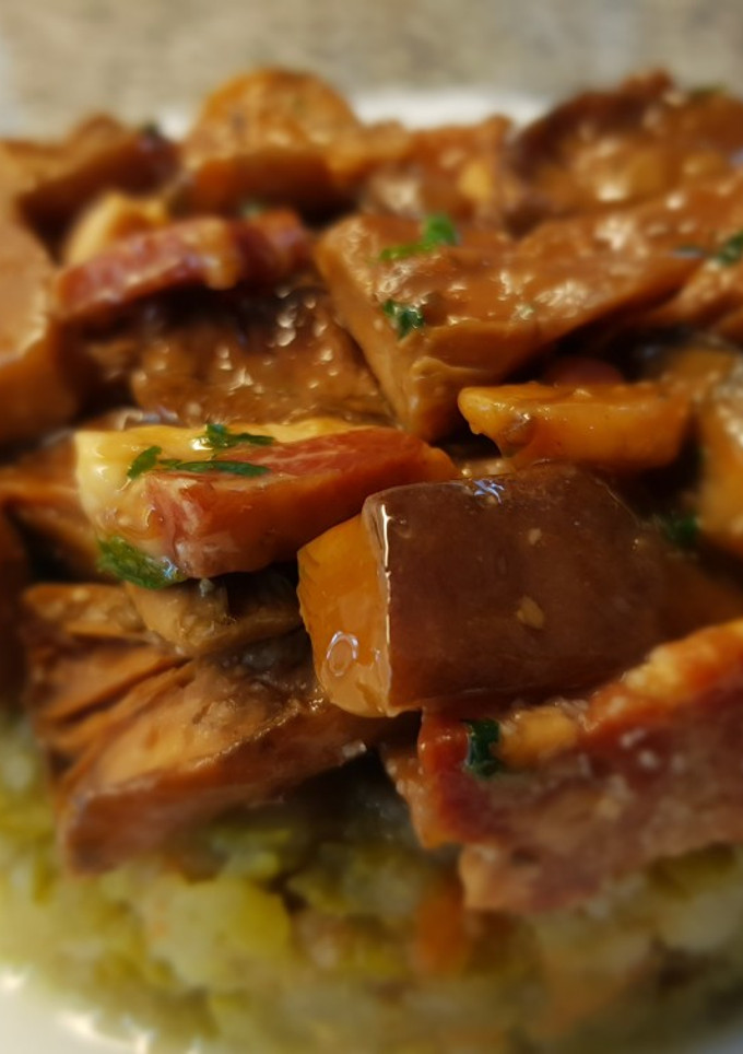 Una foto de Timbal de patata y verdura con salteado de rovellons y panceta