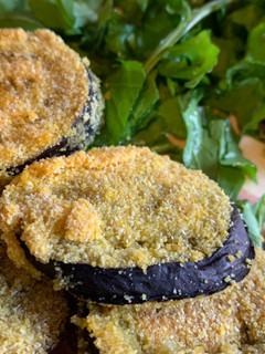 Una foto de Milanesas de berenjena 🍆 rebozadas con polenta #sinTacc #sinLácteos