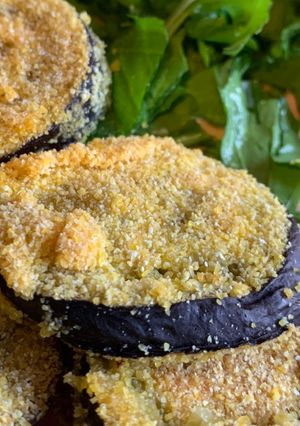 Una foto de Milanesas de berenjena 🍆 rebozadas con polenta #sinTacc #sinLácteos