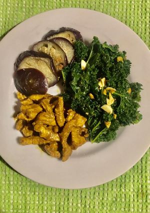 Una foto de Carré marinado spicy con kale