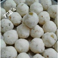 A picture of Rava coconut laddus.
