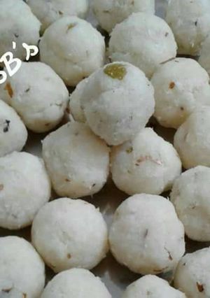 A picture of Rava coconut laddus.