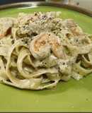 Fetuccini en salsa Alfredo con camarones