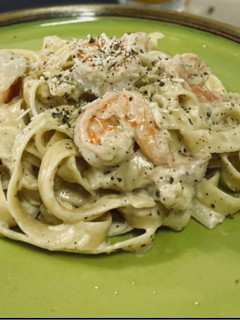 Una foto de Fetuccini en salsa Alfredo con camarones