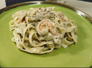 Una foto de Fetuccini en salsa Alfredo con camarones