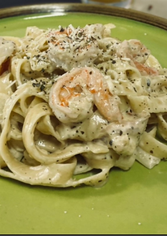 Una foto de Fetuccini en salsa Alfredo con camarones