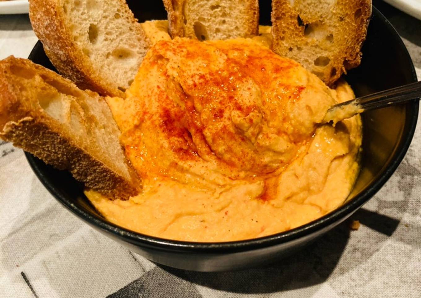 Hummus de pimiento rojo asado
