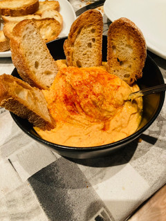 Una foto de Hummus de pimiento rojo asado