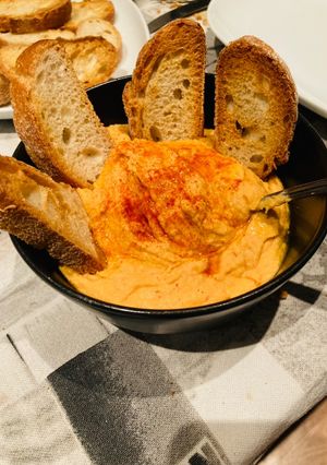 Una foto de Hummus de pimiento rojo asado