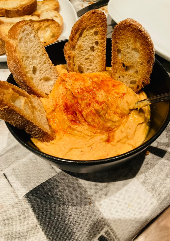 Una foto de Hummus de pimiento rojo asado