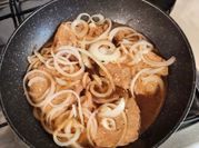 Una foto de bistec con cebolla