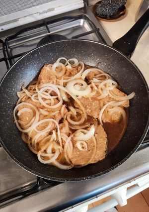 Una foto de Bistec de cerdo encebollado