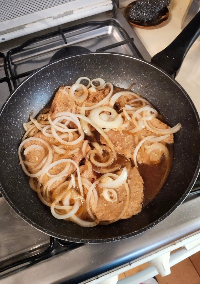 Una foto de Bistec de cerdo encebollado
