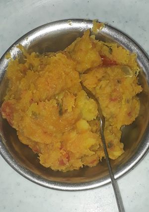A picture of Malenge (Pumpkin) mixed with Matoke (Green Banana).