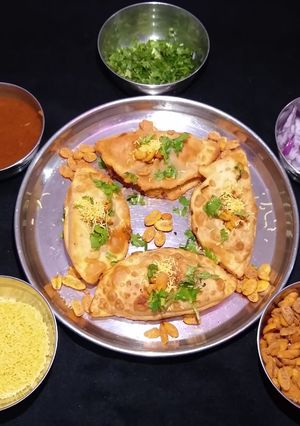 ઘુઘરા(Ghughra Recipe in Gujarati) રેસીપી મુખ્ય ફોટો