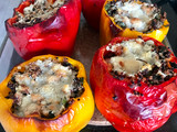Pimientos rellenos de carne y quinoa con salsa de tomate a la crema