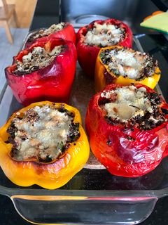 Una foto de Pimientos rellenos de carne y quinoa con salsa de tomate a la crema