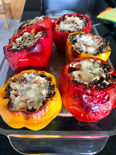 Una foto de Pimientos rellenos de carne y quinoa con salsa de tomate a la crema
