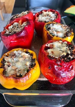 Una foto de Pimientos rellenos de carne y quinoa con salsa de tomate a la crema