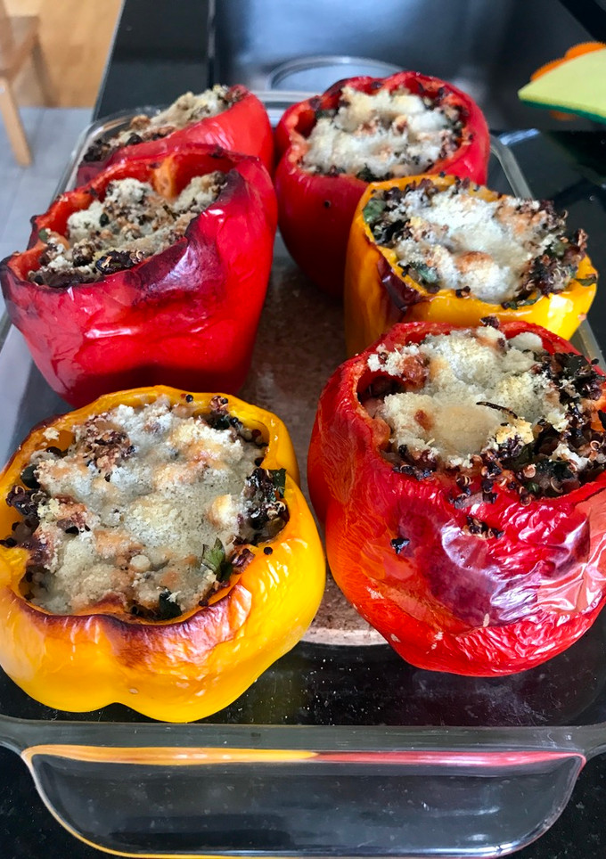 Una foto de Pimientos rellenos de carne y quinoa con salsa de tomate a la crema