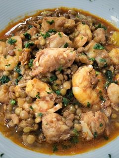 Una foto de Lentejas con bacalao y langostinos