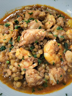 Una foto de Lentejas con bacalao y langostinos