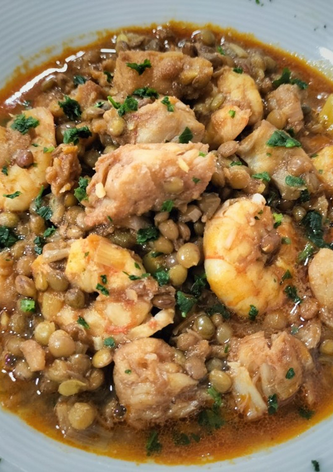Una foto de Lentejas con bacalao y langostinos