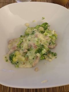 Una foto de Brócolis con bacon y bechamel