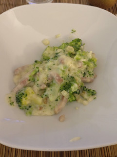 Una foto de Brócolis con bacon y bechamel