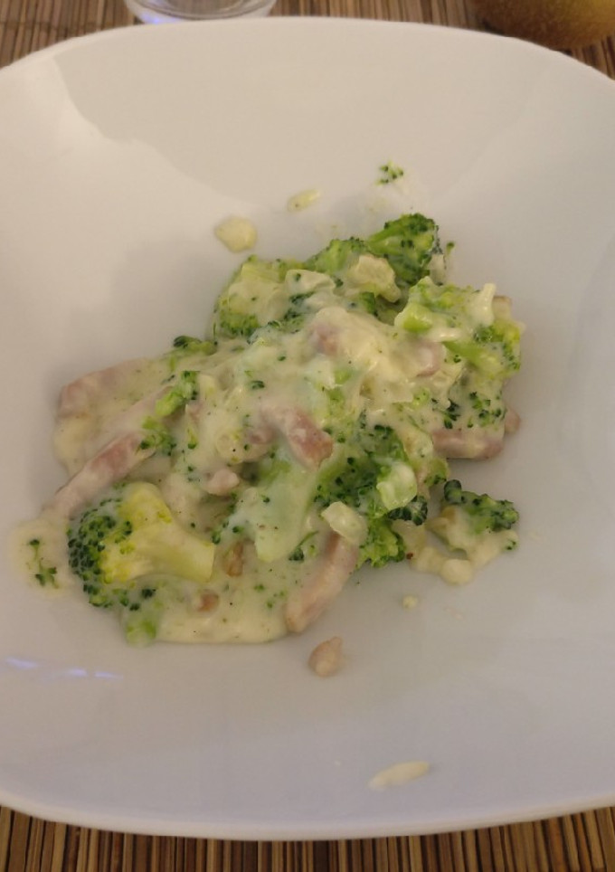 Una foto de Brócolis con bacon y bechamel