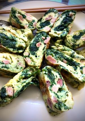 Une photo de Omelette roulée aux jambon et épinards