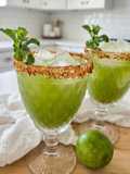 Zumo refrescante de pepino, hierbabuena, lima y Tajín