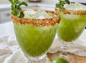 Foto principal de Zumo refrescante de pepino, hierbabuena, lima y Tajín