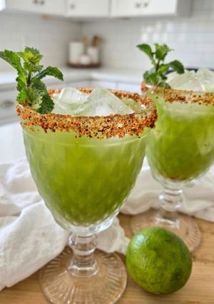 Una foto de Zumo refrescante de pepino, hierbabuena, lima y Tajín