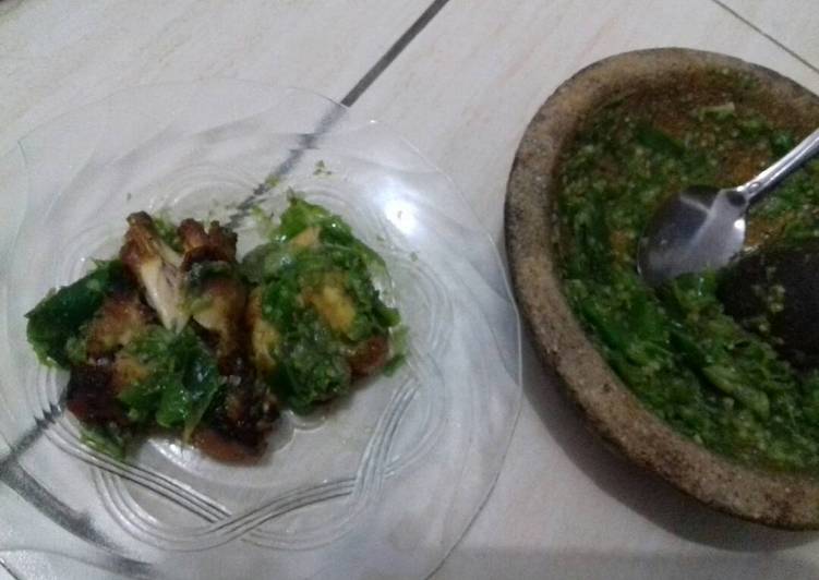 Cara memasak Ayam Penyet Cabe Ijo yang Lezat Sekali