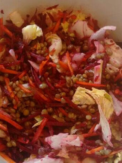 Una foto de Ensalada mixta con lentejas.ॐ