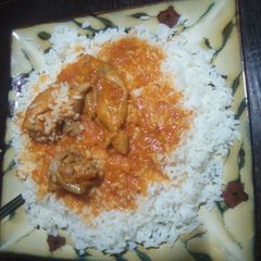 A picture of White rice stew and chicken.