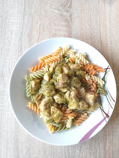 Una foto de Pasta con pechuga de pavo y pesto