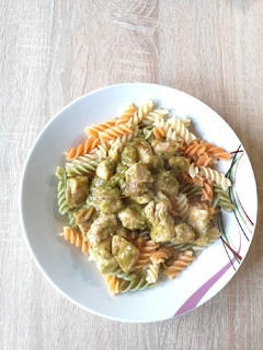 Una foto de Pasta con pechuga de pavo y pesto