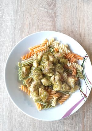 Una foto de Pasta con pechuga de pavo y pesto